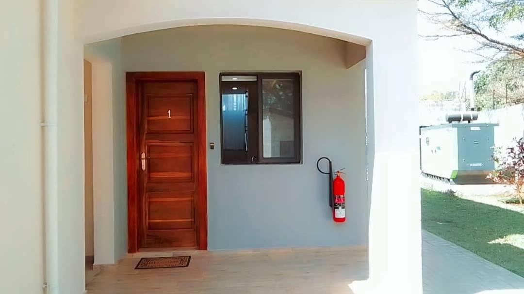 24 Roma Aparthotel ลุซากา ภายนอก รูปภาพ